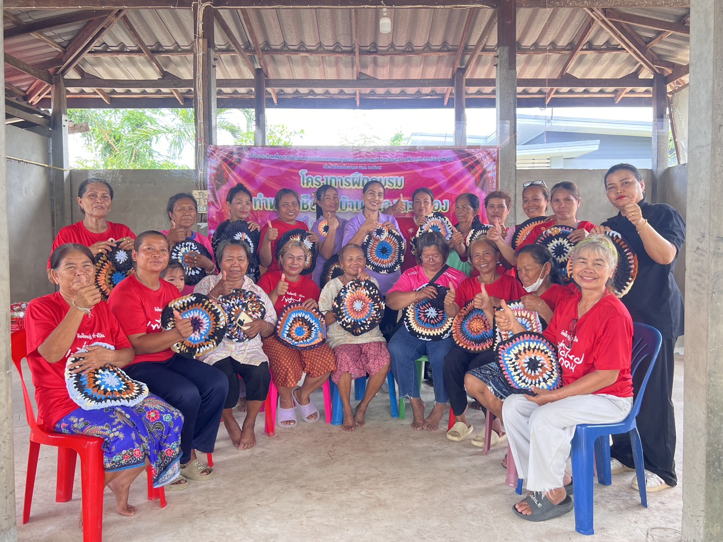 พช. ชุมพวง หนุนสร้างอาชีพ! จัดฝึกอบรมทำพรมเช็คเท้า สร้างรายได้แก่สตรีในพื้นที่